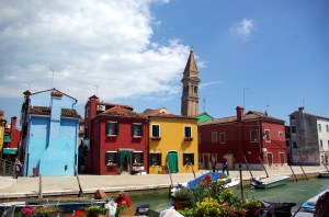 Färgglada hus och en knasig kampanil i Burano.
