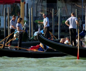 Gondoljärerna lägger upp en strategi.