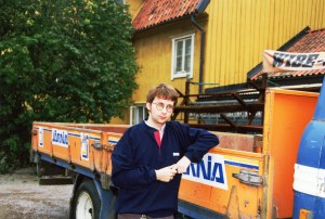 Jag poserar av något skäl vid lastbilen. Jag som inte ens har körkort.