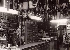 Oskar Nilsson bakom disken.